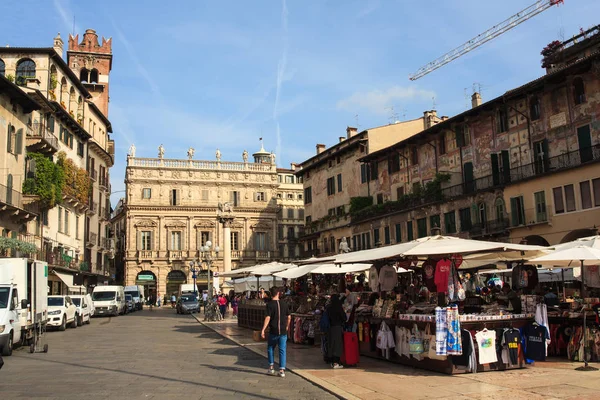 Piazza delle Erbe, marknadens square i Verona — Stockfoto