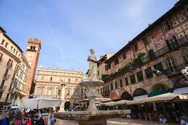 Piazza delle Erbe, het marktplein in Verona — Stockfoto