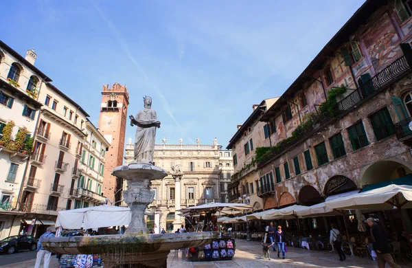 Piazza delle Erbe, a praça do mercado em Verona — Fotografia de Stock