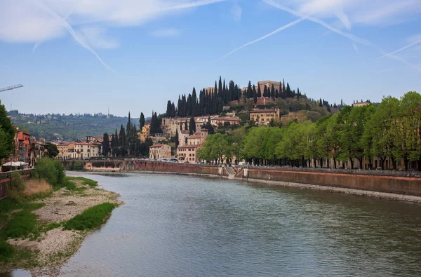 Widok z rzeki Adige od ponte nuovo, Verona — Zdjęcie stockowe