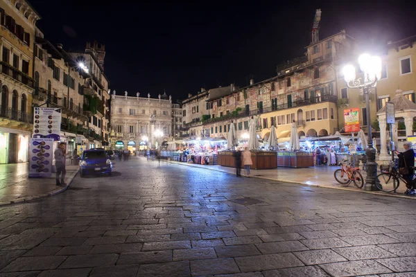 Piazza delle erbe, der marktplatz in verona — Stockfoto