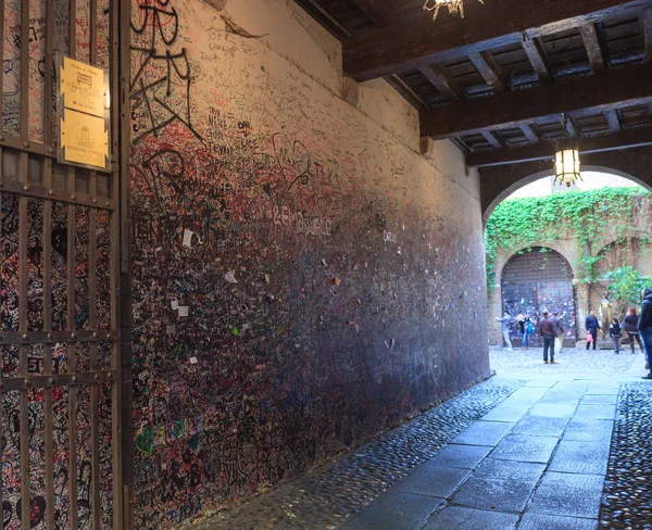 La pared llena de mensajes en Juliet house, Verona —  Fotos de Stock