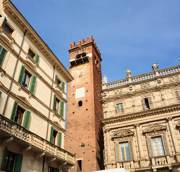 Belltower in Piazza delle Erbe, Verona — Zdjęcie stockowe