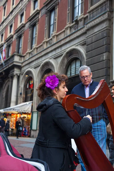 Músico clásico arpista tocando el instrumento en la calle —  Fotos de Stock