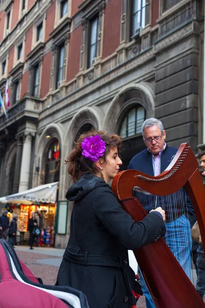 Classical musician harpist playing instrument in the street — Stock Photo, Image