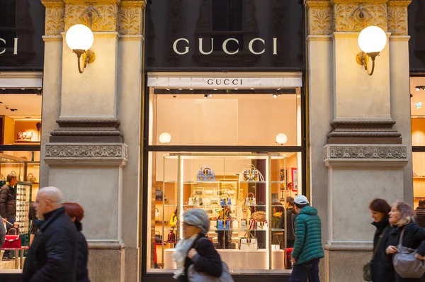 商店橱窗里的 Gucci 专卖店 — 图库照片