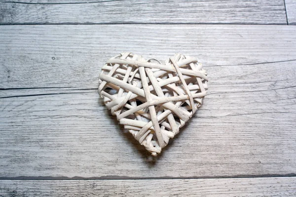Kalp üzerinde ahşap