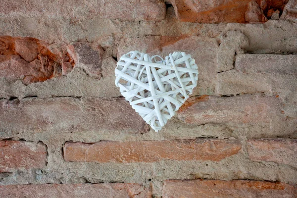 Cuore su muro di mattoni — Foto Stock