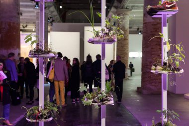 Michel Blazy tarafından eserin Yükleme görünümü