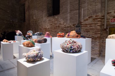 Judith Scott 57 Venedik adlı eseri görünümünü yükleme