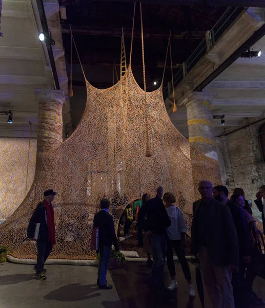 Installatiezicht van het werk van Ernesto Neto, Um Sagrado Lugar — Stockfoto