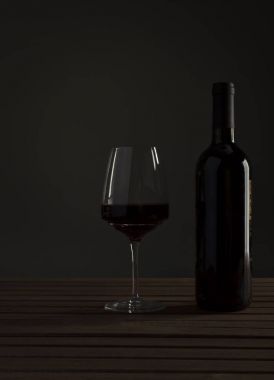 kırmızı şarap ve cam.