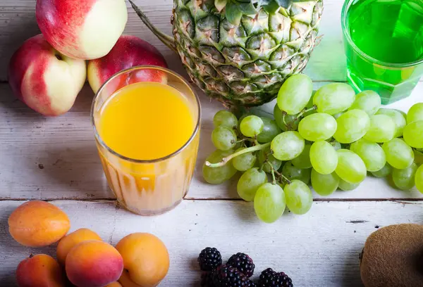 Verschiedene Früchte auf dem weißen Holztisch — Stockfoto