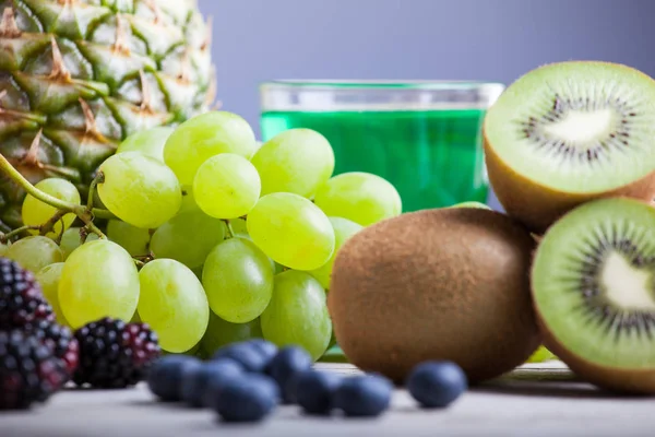 Trauben und Kiwi — Stockfoto