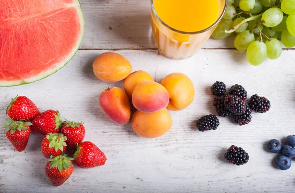 Divers fruits sur la table en bois blanc — Photo