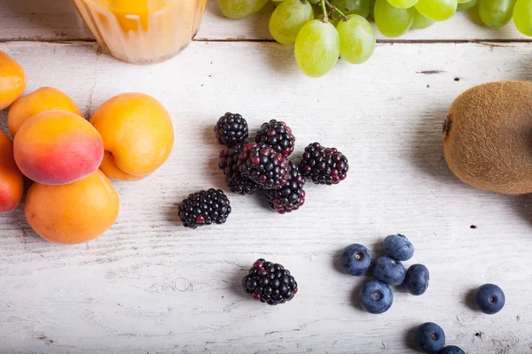 Abricots, nectarines, myrtilles ; jus de mûres et de fruits — Photo