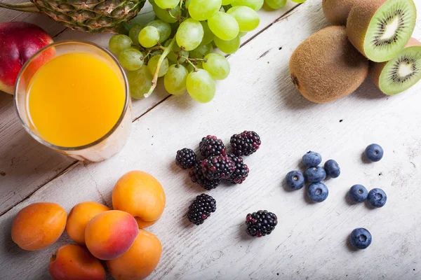 Berbagai buah-buahan di atas meja putih — Stok Foto