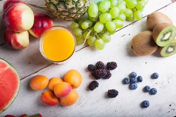 Verschiedene Früchte auf weißem Tisch — Stockfoto