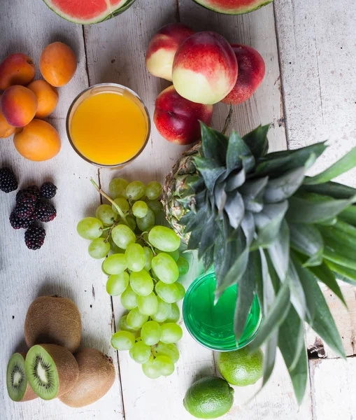 Verschiedene Früchte auf dem weißen Holztisch — Stockfoto