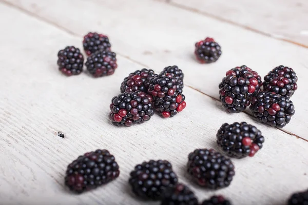 BlackBerry op houten tafel — Stockfoto