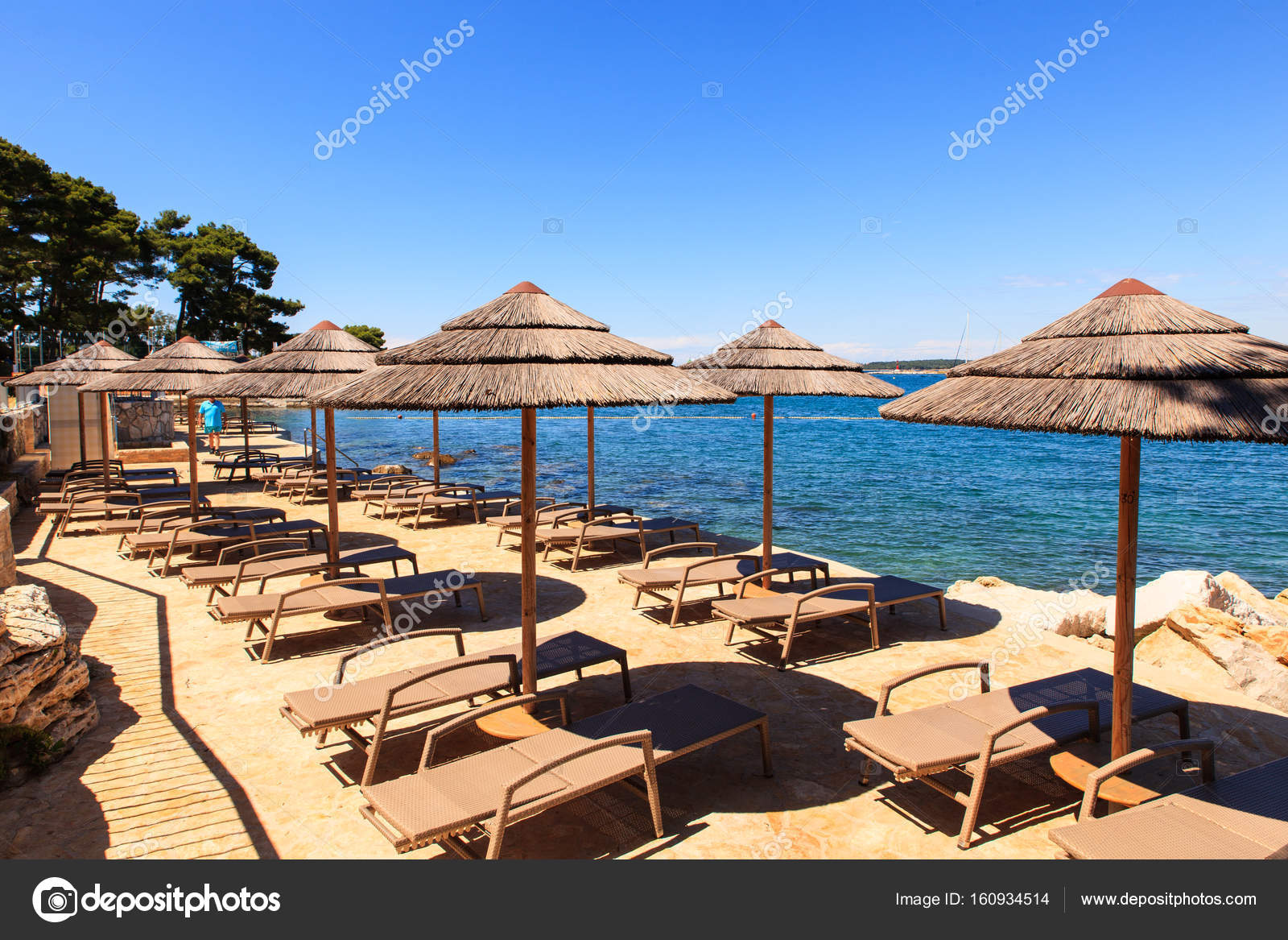 Ombrelli Di Spiaggia Nellisola Di San Nicola Porec Foto