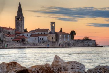 Porec manzarası ve günbatımı denizde