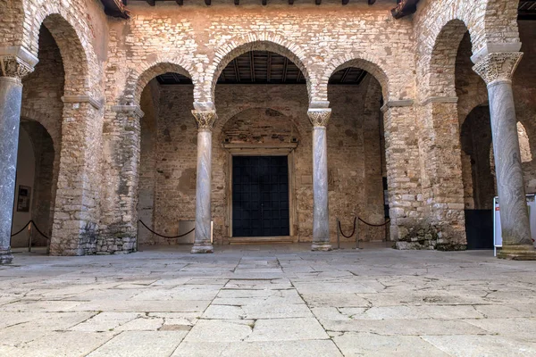 Atrium van de Euphrasius basiliek, Porec — Stockfoto