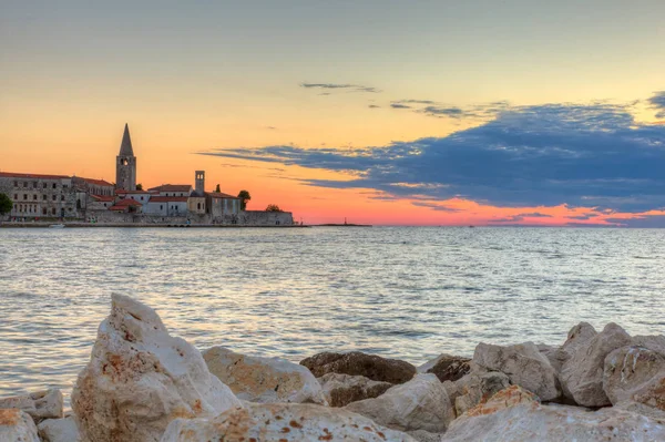 Porec manzarası ve günbatımı denizde
