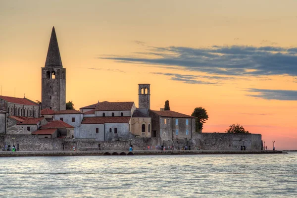 Porec skyline et mer au coucher du soleil — Photo