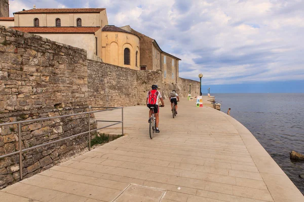 Ciclistas en Porec — Foto de Stock