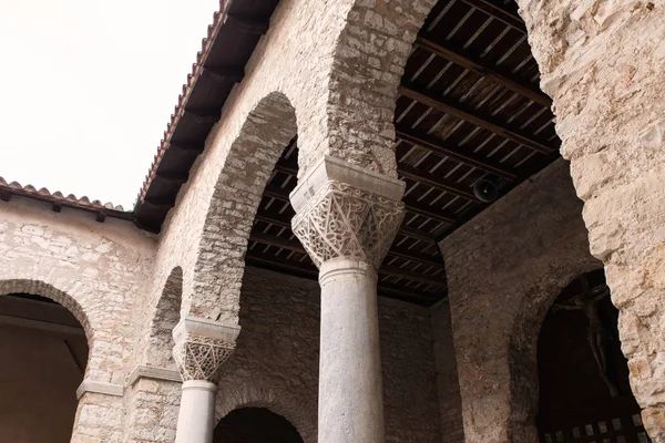 Colonnes de la basilique euphrasienne, Porec — Photo