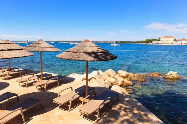 Пляжные зонтики на острове Святого Николая — стоковое фото