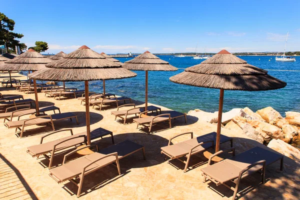 Beach umbrellas in Saint Nicholas island, Porec — Stock Photo, Image