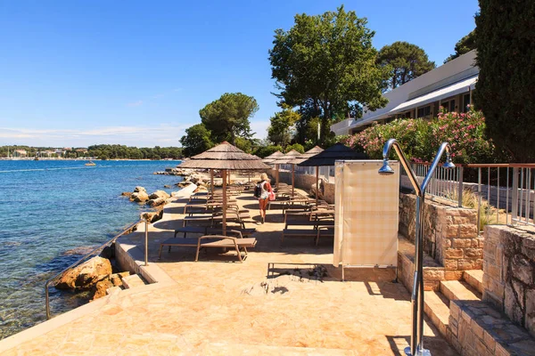 Strand parasols in Sint Nicolaas eiland, Porec — Stockfoto