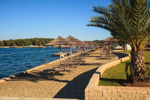 Strand parasols in Sint Nicolaas eiland, Porec — Stockfoto