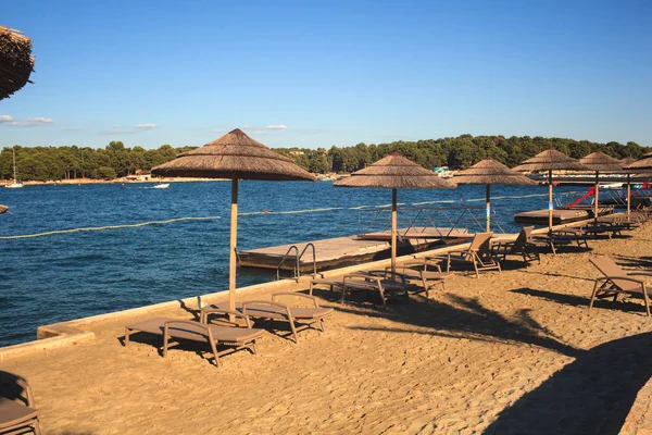 Strand parasols in Sint Nicolaas eiland, Porec — Stockfoto