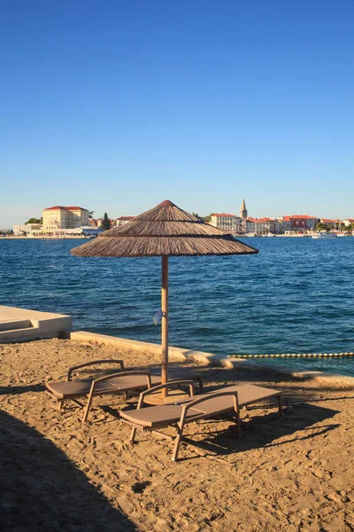 Sonnenschirme in saint nicholas island, porec — Stockfoto