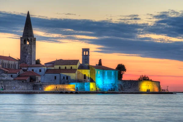 Porec skyline et mer au coucher du soleil — Photo