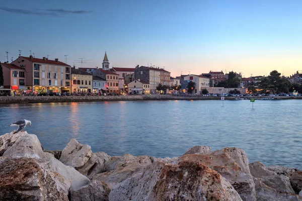 Porec manzarası ve günbatımı denizde