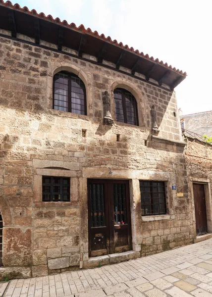 İki Aziz, Porec evi