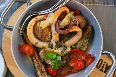 Ahtapot sebzeli güveç