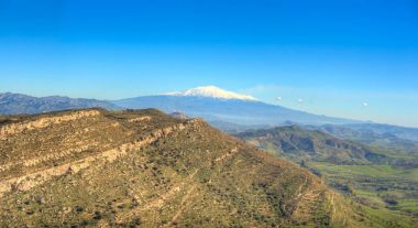 Etna Yanardağı ve Sicilya alan görünümü