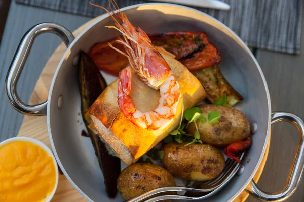 Rotolo di pesce con gamberetti e verdure — Foto Stock