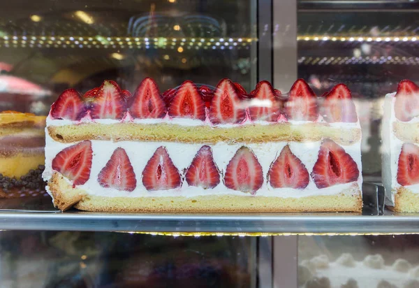 奶油草莓蛋糕 — 图库照片