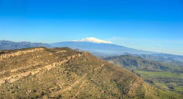 Utsikt över vulkanen Etna och Sicilien fält — Stockfoto