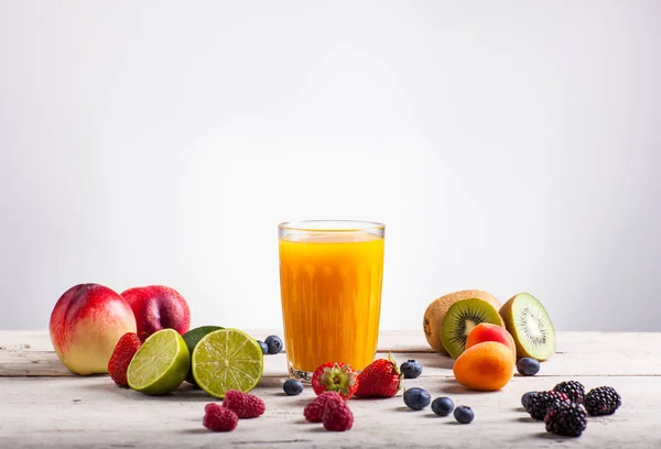 Jus buah dan berbagai buah-buahan — Stok Foto