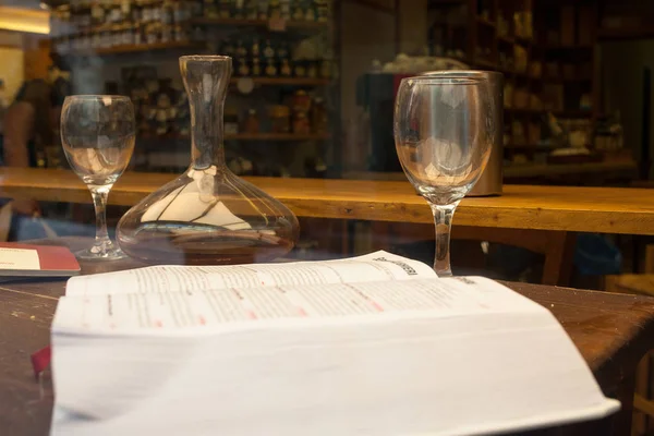 Libro de vinos, copas y decantador — Foto de Stock