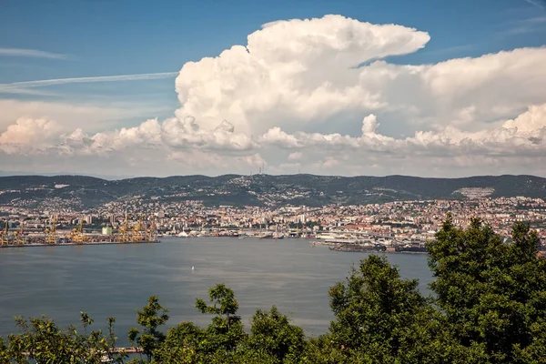 Blick von oben auf Triest — Stockfoto