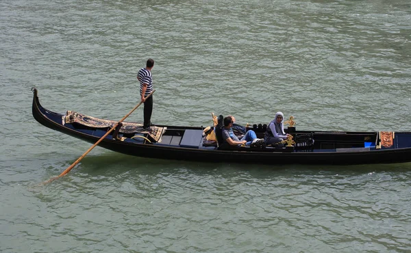 Pohled z tradičních gondola na Canal Grande — Stock fotografie