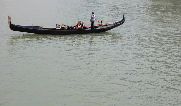 Вид на традиционную гондолу на Гранд-канале — стоковое фото
